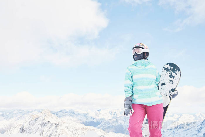 年轻女子单板滑雪