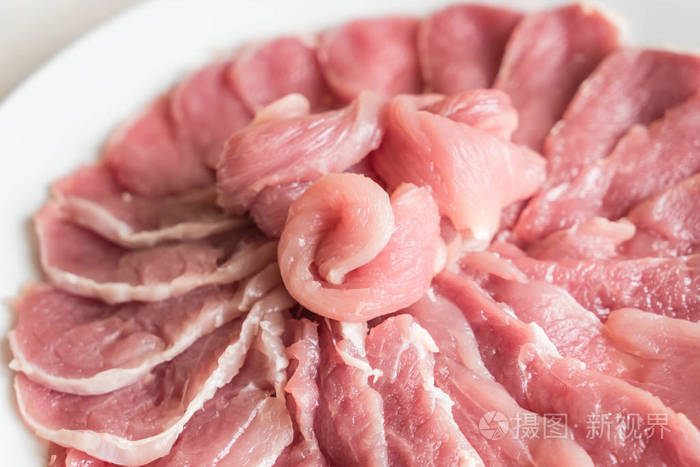 新鲜猪肉片在木头上