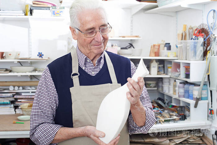 老人抱着花瓶的陶艺工作室