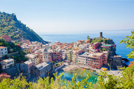 惊人的 Vernazza 从上面的观点。五个著名多彩村庄意大利五渔村国家公园之一