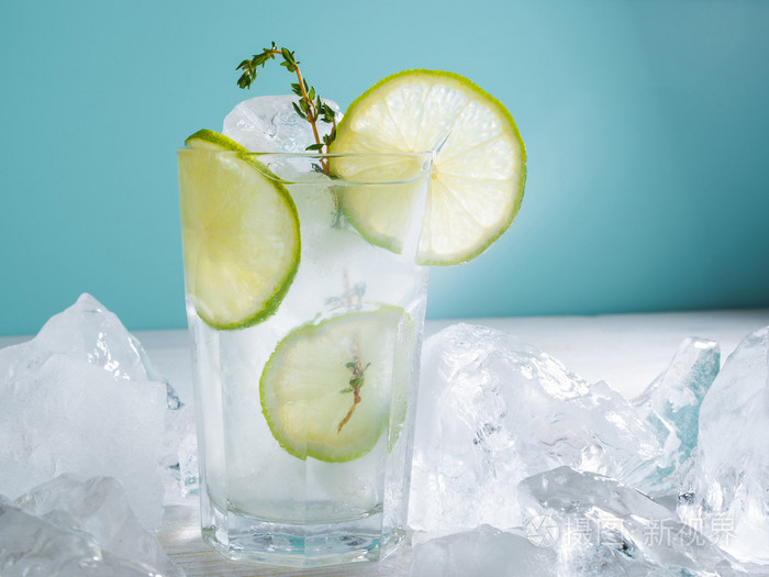柠檬水加冰石灰
