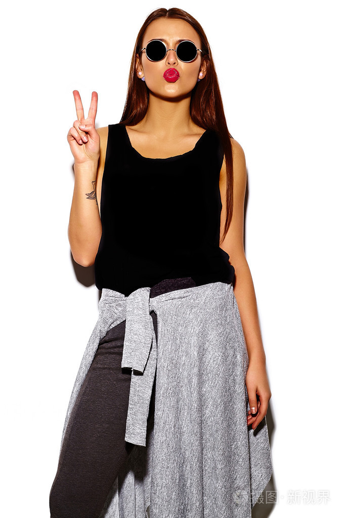 高时尚lookglamor时尚性感微笑美丽的年轻女子在模型夏季休闲时髦布