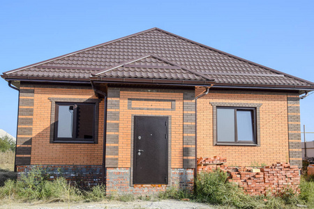 屋面的金属型材波浪形状上有塑料窗户的房子照片