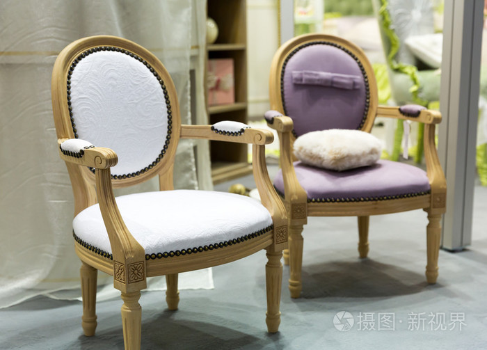 现代两把椅子在房间里