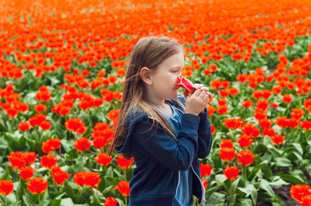 可爱的小女孩上一个郁金香农场玩花