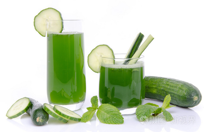 与两个玻璃杯和黄瓜汁新鲜一罐组成