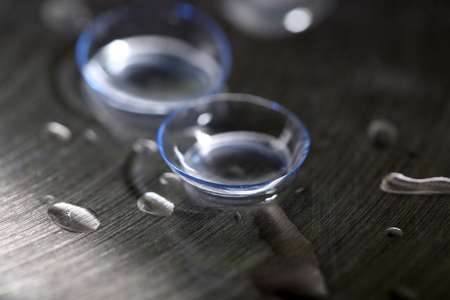 隐形眼镜与水滴照片