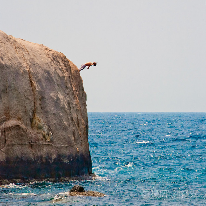 从岩石往下跳的人