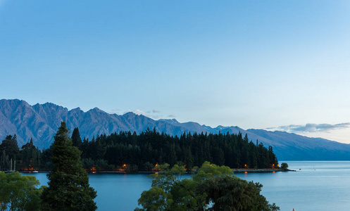 湖和山风光在皇后镇