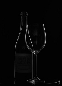 清晰的画面暗透明瓶酒和透明的玻璃酒杯，常常在黑色背景的工作室
