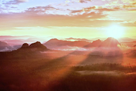 峰山我从丰富的彩云伸了出来照片