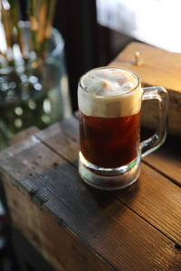 咖啡鸡尾酒用咖啡豆和迷迭香与木材 b 顶上