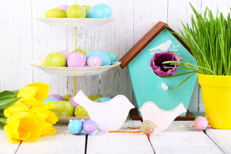 复活节装饰 鸡蛋和郁金香上木制背景表格