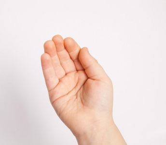 一个小孩拿着东西的手照片