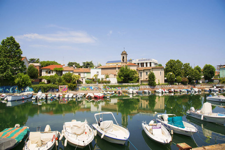 古代和现代建筑 船舶 游艇和其他船只在意大利里米尼墩景区泉景观