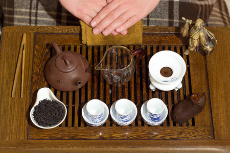 传统的中国茶饮用的仪式。在桌子上掌握手