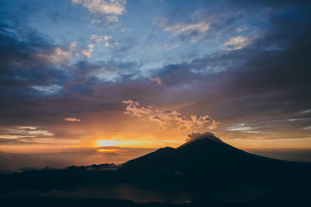 俯瞰这座火山，在火山上方云的日出