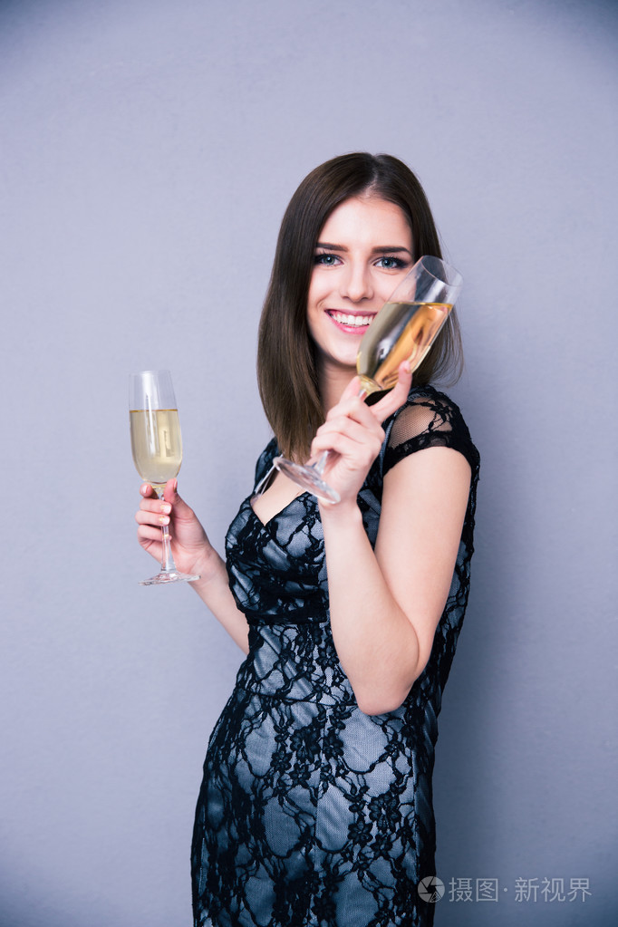 幸福的女人拿着两杯香槟