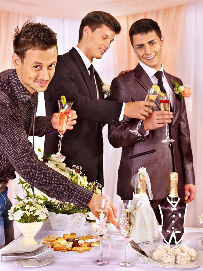 一群男人在舞台派对上