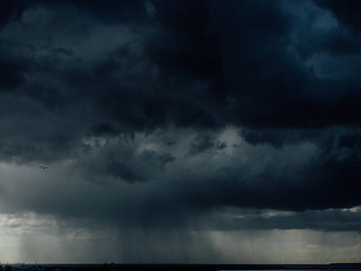 与大的雨云的天空