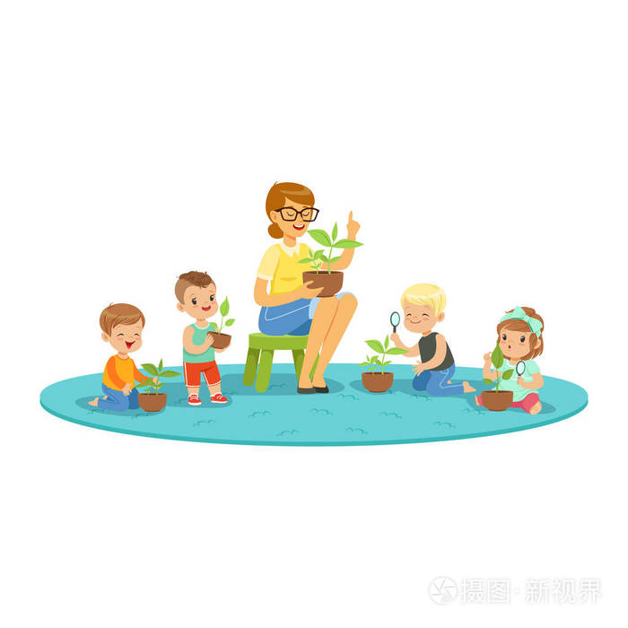 老师和孩子们了解植物在植物学课,孩子们通过放大镜多彩详细的卡通