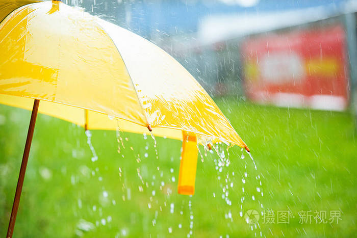 从把黄色的雨伞雨滴落