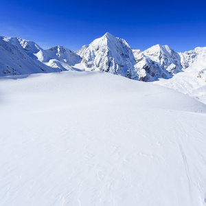 冬山意大利阿尔卑斯山的白雪皑皑的雪峰