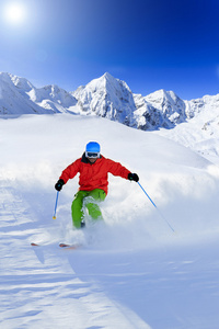 滑雪 滑雪 在新鲜粉雪男子下坡滑雪自由式滑雪