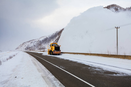 扫雪机卡车 雪清障车 在冬天天冷暴风雪中从公路除雪