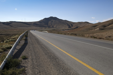 阿塞拜疆的沙漠山区道路