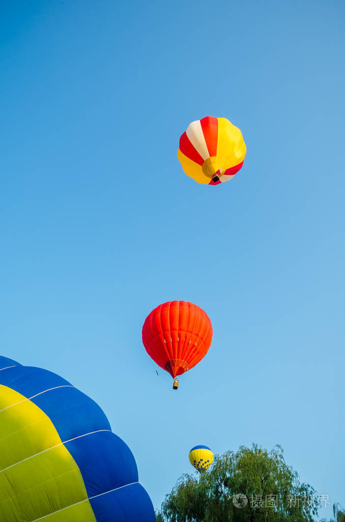 彩色热气球在蓝蓝的天空背景上