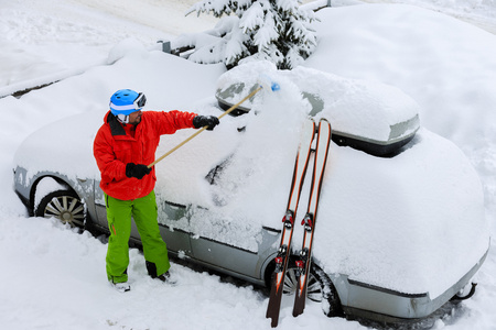 滑雪,冬天,雪车的滑雪男子正在铲雪车照片