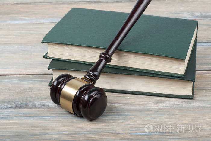 法律概念木制法官在法庭或执行办公室的桌上槌