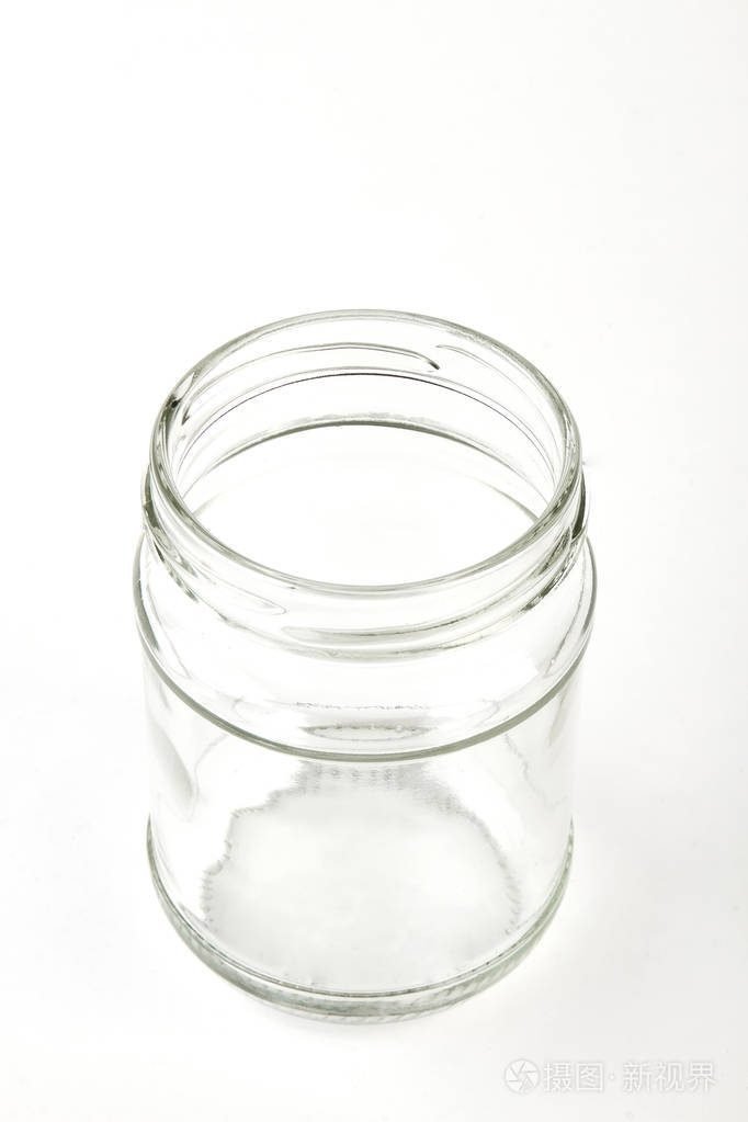 空的玻璃罐子里白色背景