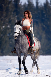 骑着马在冬季室外的女人