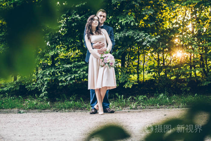 情侣在公园里拥抱