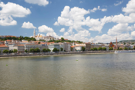 布达一侧的布达佩斯和渔民的堡垒和 c 的视图