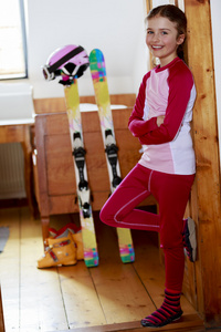 冬季假期滑雪假期在房间的公寓里的孩子