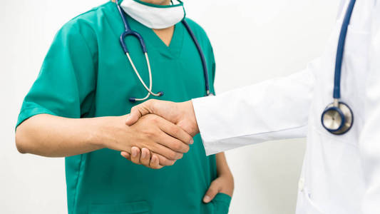 医生握手。医疗人团队合作