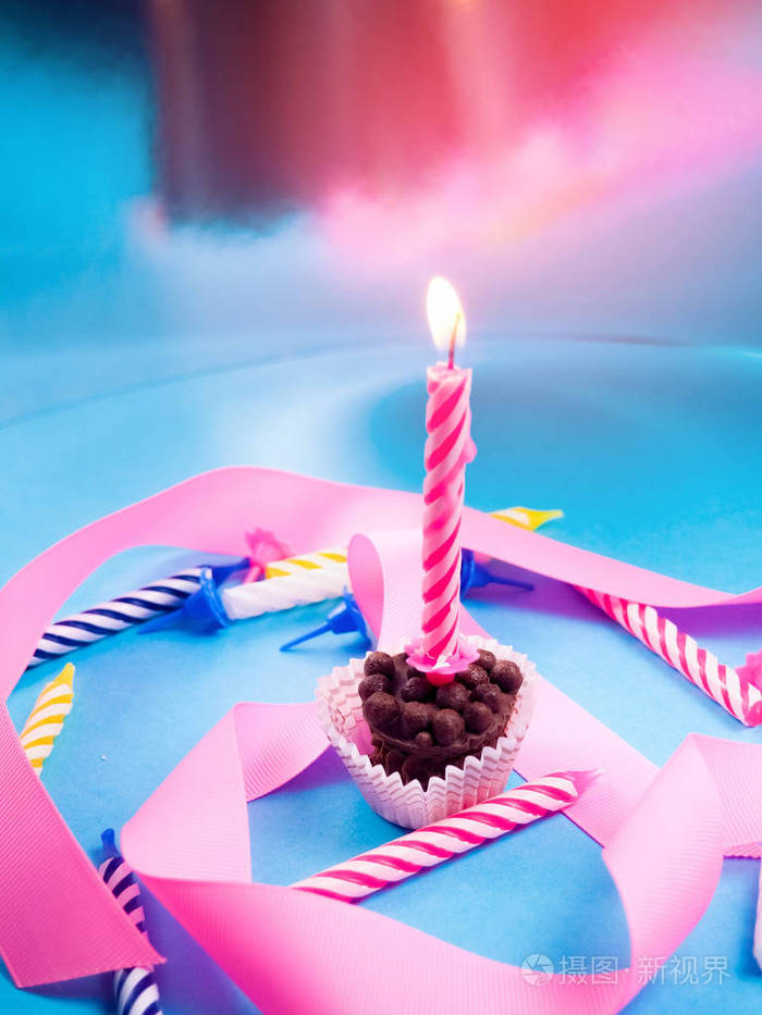 一根蜡烛的生日节日吹灭蜡烛蜡烛冒出的烟粉红色的基调复制空间