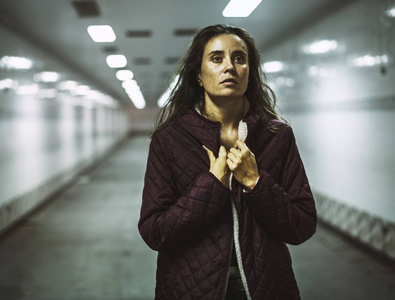 关闭年轻欧洲女性患有严重的牙痛,灰色的背景上孤立感受痛苦如此强烈