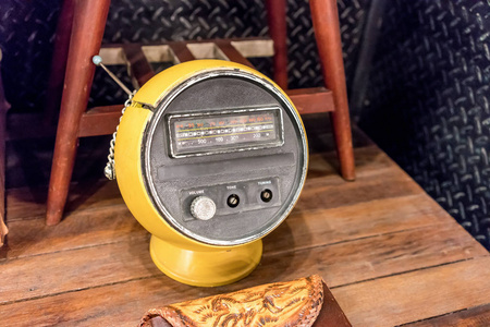半球形形状老式收音机在黄色