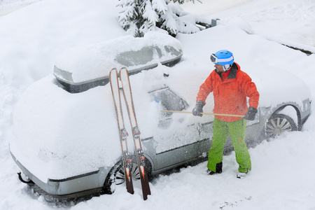 车辆滑雪者滑雪,冬天,雪车的滑雪男子正在铲雪车照片
