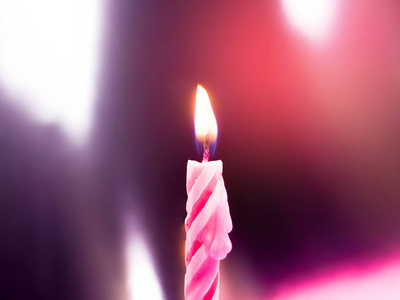 一根蜡烛的生日,节日,吹灭蜡烛,蜡烛冒出的烟.