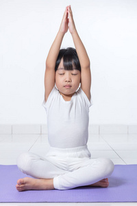 亚洲中国小女孩练习瑜伽体式