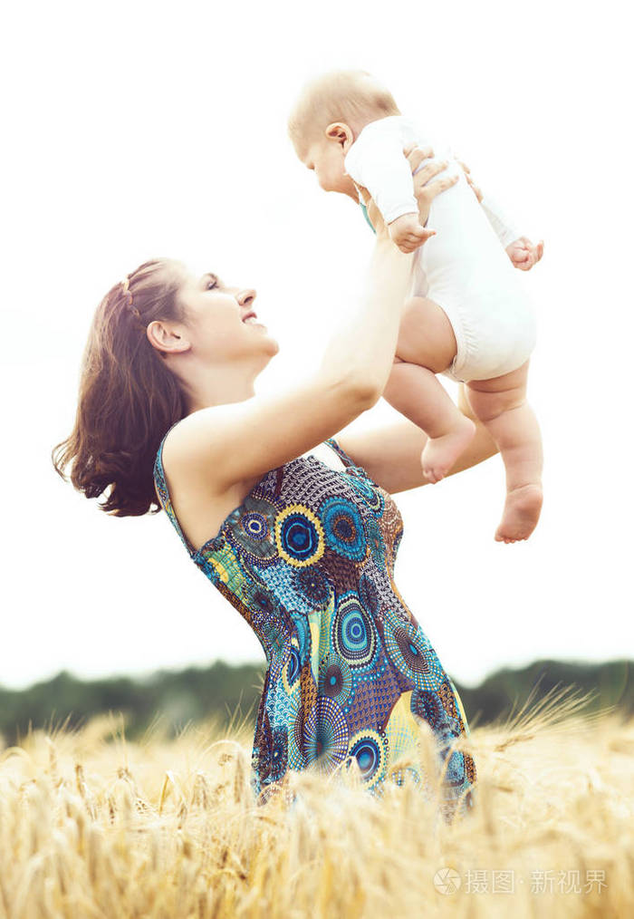 妇女抱着婴儿婴儿在字段