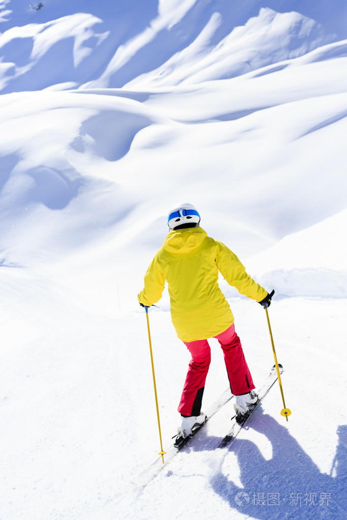 滑雪滑雪冬季运动滑雪下坡的女人