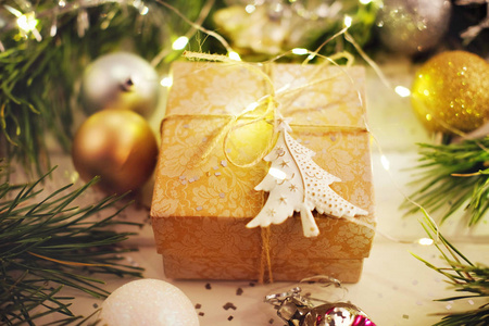 节日礼物在圣诞树下的包裹用麻绳和 wrappin