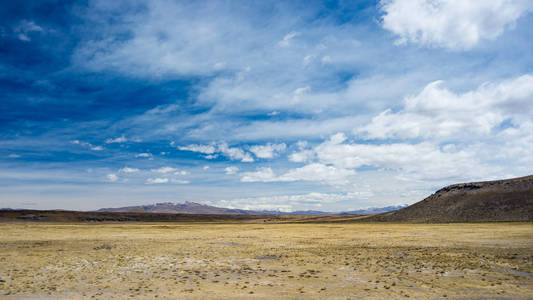 高空景观与苛刻荒芜和景区戏剧性的天空。广角观从上面在 4000 米的安第斯高地，秘鲁