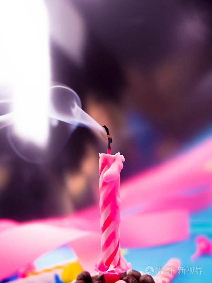 一根蜡烛的生日,节日,吹灭蜡烛,蜡烛冒出的烟.粉红色的基调,复制空间